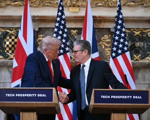 Trump Turns Fire on Putin and Praises UK in Joint Appearance with Keir Starmer